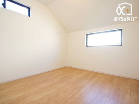 その他内観 ２面採光で明るい洋室