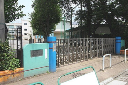 周辺環境 練馬区立大泉第三小学校 徒歩10分。「よく考え進んでやり抜く子」「仲良く力を合わせる子」「健康で明るい子」を目指す子ども像としています。 760m