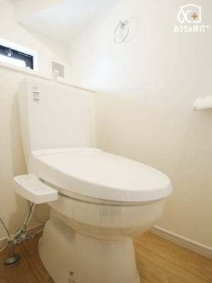 トイレ １階温水便座付きトイレの様子。小窓を空ける事で換気もしやすく、明るいトイレです！