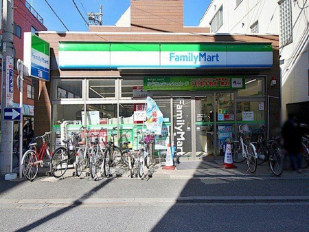 周辺環境 ファミリーマートひばりが丘一丁目店 徒歩2分。24時間営業　学園通り沿いに位置しています。 駐車場：無し 120m