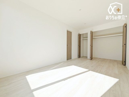 寝室 約8.0帖の広さの寝室におすすめな洋室。大容量の収納を完備。衣類や寝具をすっきり整理でき、広々とした空間で快適な暮らしを。