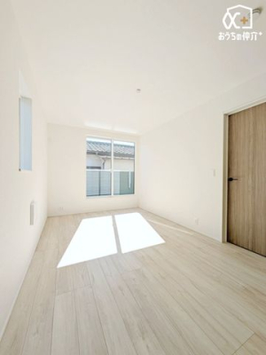 寝室 バルコニーに面した寝室は、朝日を浴びながら目覚める心地よさと、開放感を楽しめる贅沢な空間です。