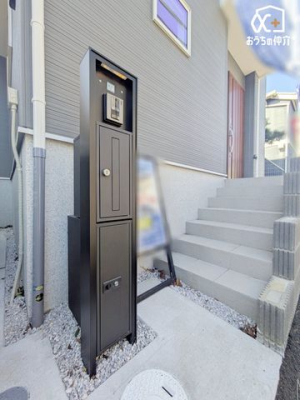 玄関 戸建てながら宅配ボックスを完備しており、再配達の手間を減らして快適な生活をサポートします。