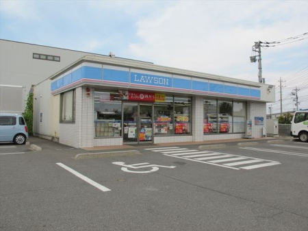 周辺環境 ローソン　所沢松郷店 徒歩6分。24時間営業なので、急なお買い物にも便利です。飲食物や軽い日用品を販売しております。駐車場；有 430m