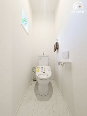 トイレ 無駄のないデザインが魅力のシンプルなトイレは、清潔感と使いやすさを両立。