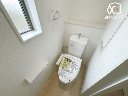 トイレ 小窓のある2階温水洗浄便座トイレ
