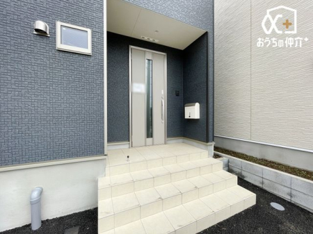 玄関 外から見た玄関の様子