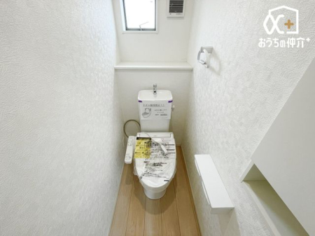 トイレ 小物収納完備の温水洗浄便座トイレ