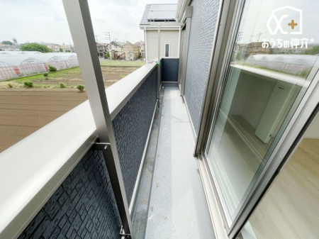バルコニー 2部屋から出入り可能な広々としたバルコニ