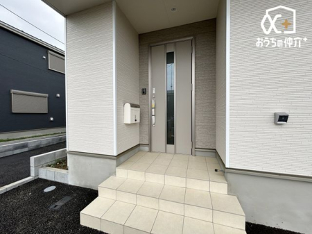玄関 外から見た玄関の様子。防犯カメラ完備
