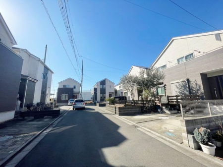 現地外観写真 車通りの少ない落ち着いた環境。お車の出し入れも落ち着いてできる、ゆったりとした環境です。現地にて是非環境をお確かめください。