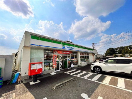 周辺環境 ファミリーマート所沢南永井店 徒歩8分。24時間営業なので、急なお買い物にも便利です。駐車場も広く、飲食物や軽い日用品を販売しております。駐車場；有 590m