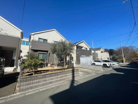 現地外観写真 西武新宿線「航空公園」駅までバス14分。都心を通勤圏に、広がる大空の解放感を感じる閑静な住宅街です。
