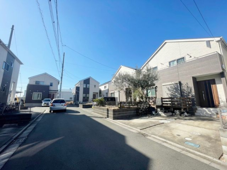 現地外観写真 子育てファミリーはもちろん、ゆったりと暮らしたい方にもおすすめしたい、落ち着いた住環境になっております。