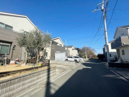 現地外観写真 子育てファミリーはもちろん、ゆったりと暮らしたい方にもおすすめしたい、落ち着いた住環境になっております。