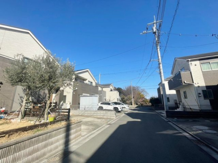 現地外観写真 駐車スペースは2台分あり。商業施設が点在する川越街道へも近くお車でのお出かけもスムーズ。
