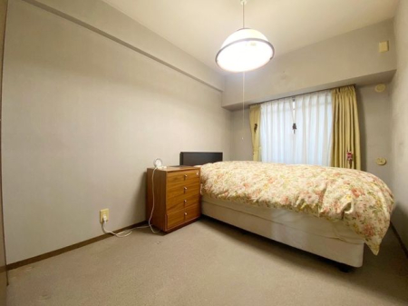 子供部屋 約5.5帖の広さの洋室。お子様のお部屋としても、多目的に使える万能なスペースとしてもご利用いただけます！