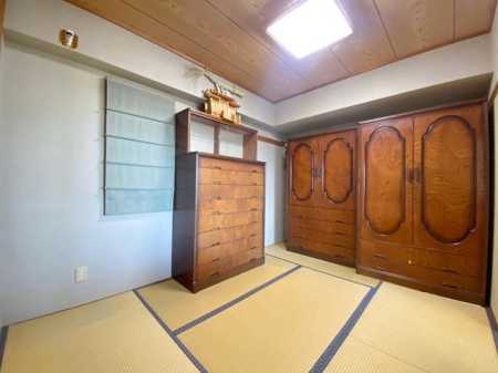 その他内観 畳の香りが心地よい和室は、リラックスできる癒しの空間です。客間や趣味の部屋としても使いやすく、収納スペースも完備。和の風情を楽しみながら、モダンな生活に調和する多用途な空間です。