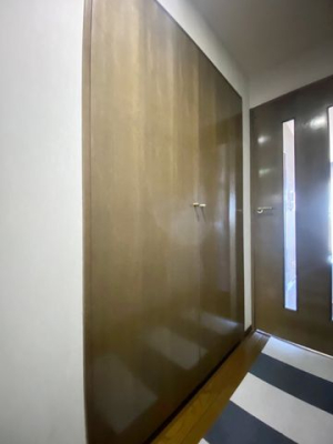 収納 廊下の収納スペース。日用品や掃除用具など様々なものを収納することができます。