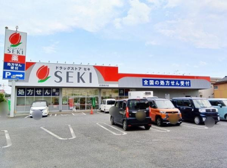 周辺環境 徒歩12分。【ドラックストアセキ武蔵藤沢店】営業時間9時00分～23時00分。車椅子対応の駐車場。クレジットカード可。 890m
