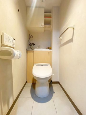 トイレ 温水洗浄便座。吊戸棚は空間を有効活用できます。トイレットペーパーや掃除用具を収納でき、見た目もすっきり。