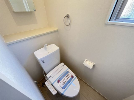 トイレ シンプルな内装のスッキリとしたトイレです。お手入れやお掃除が、簡単にできるシンプルなデザインのトイレです。