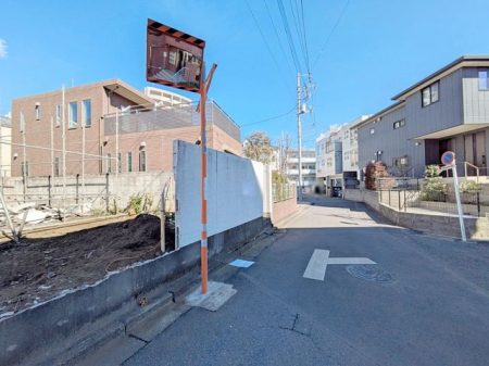 現地土地写真 車通りが少なく、静かで落ち着いた環境が魅力です。穏やかな暮らしを求める方におすすめしたい立地です。