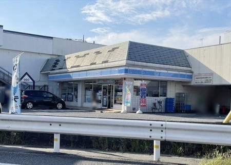 周辺環境 ローソン　所沢花園二丁目店 徒歩5分。24時間営業なので、急なお買い物にも便利です。飲食物や軽い日用品を販売しております。駐車場；有 330m