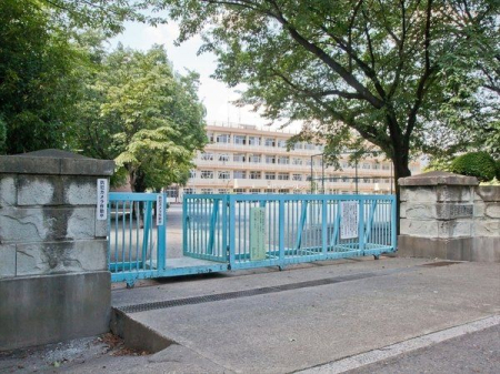 周辺環境 徒歩6分。所沢市立美原小学校 450m