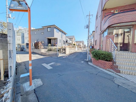 現地土地写真 南側幅員約4.0ｍ道路。車通りが少なく、静かで落ち着いた環境が魅力です。穏やかな暮らしを求める方におすすめしたい立地です。