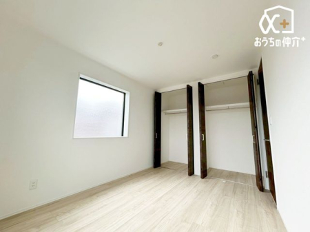 周辺環境 徒歩14分。【スギ薬局北入曽店】営業時間：10時00分～21時00分　イリソマーケットシティ内のドラッグストア　駐車場：あり 1060m