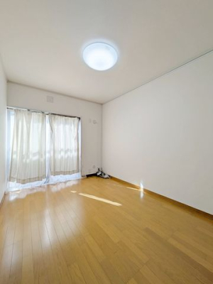 寝室 バルコニーに面した寝室は、朝日を浴びながら目覚める心地よさと、開放感を楽しめる贅沢な空間です。