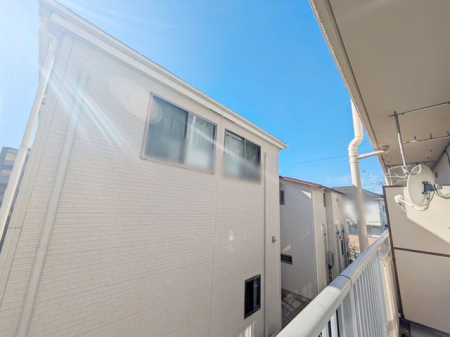 その他 日当たり良好で爽やかな風が心地よいバルコニー。