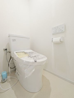 トイレ 無駄のないデザインが魅力のシンプルなトイレは、清潔感と使いやすさを両立。
