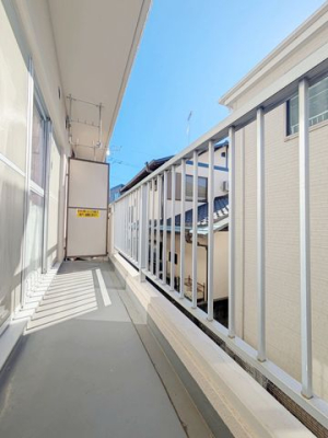 バルコニー 陽当たりの良いバルコニー！気持ちが良い空間です。シンプルな設計で、掃除やメンテナンスも手間いらずです。