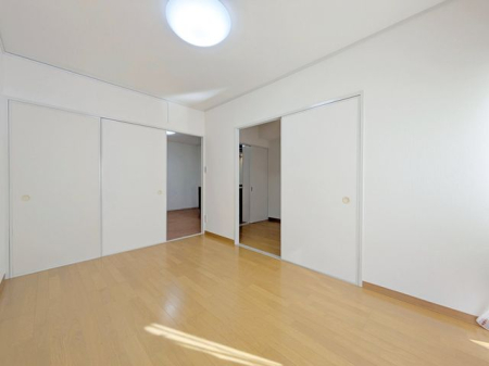 寝室 家具の配置がしやすいシンプルなデザインの寝室。約6帖の広さがあります。