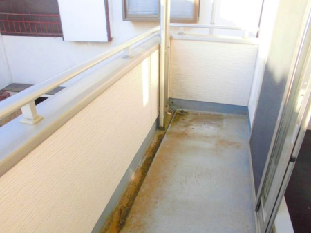 oRj[ `Balcony`炩ȗz˂~oRj[BwiɐSn悢Ă܂BO֏oĊJ𖡂킦ԂłB