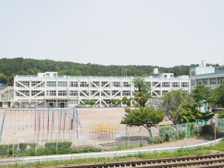 周辺環境 徒歩17分。【入間市立金子小学校】児童数:333人 学級数:15クラス 1340m