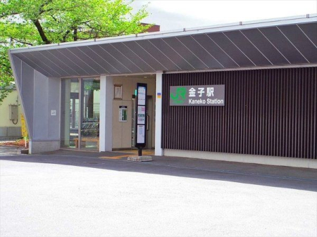 周辺環境 徒歩11分。【金子駅（ＪＲ八高線）】 車椅子対応のトイレ・入り口あり 八王子駅まで35分 830m