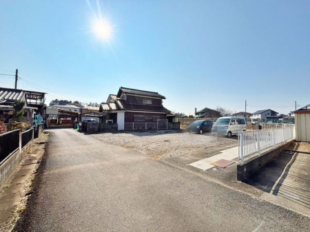 現地土地写真 建築条件なしにつきお好きなハウスメーカーで建築可能！夢のマイホームを実現！整形地は形が整っているため、建物の配置やデザインが自由に行えます。建物の角度や間取りの制限が少なく、土地を有効に活用できます！