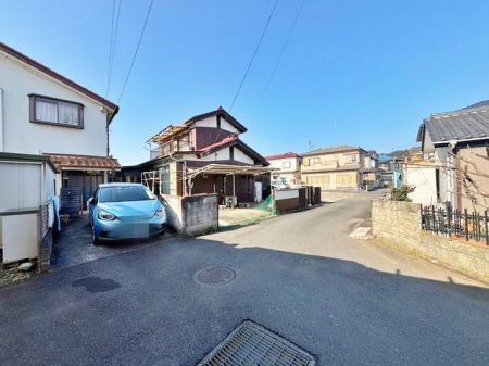 現地土地写真 建築条件なしにつきお好きなハウスメーカーで建築可能！夢のマイホームを実現！整形地は形が整っているため、建物の配置やデザインが自由に行えます。建物の角度や間取りの制限が少なく、土地を有効に活用できます！