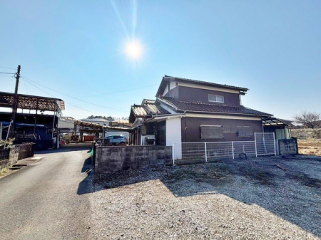 現地土地写真 建築条件なしにつきお好きなハウスメーカーで建築可能！夢のマイホームを実現！整形地は形が整っているため、建物の配置やデザインが自由に行えます。建物の角度や間取りの制限が少なく、土地を有効に活用できます！