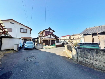 現地土地写真 建築条件なしにつきお好きなハウスメーカーで建築可能！夢のマイホームを実現！整形地は形が整っているため、建物の配置やデザインが自由に行えます。建物の角度や間取りの制限が少なく、土地を有効に活用できます！