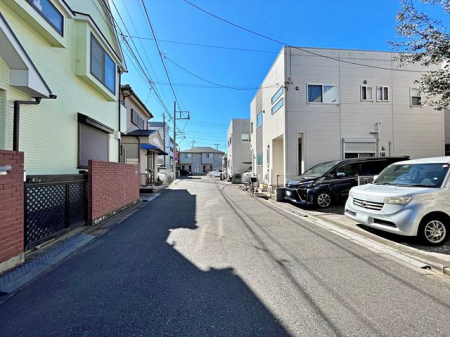 現地外観写真 車通りの少ない落ち着いた環境。お車の出し入れも落ち着いてできる、ゆったりとした環境です。現地にて是非環境をお確かめください。