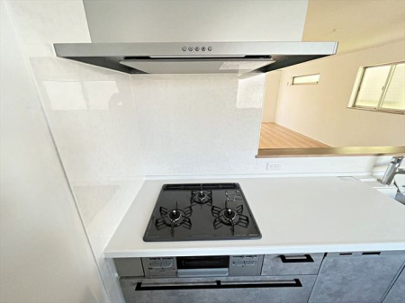 キッチン お料理が捗る三口コンロの様子です。炒める・煮込む等の作業が同時に出来るコンロです。