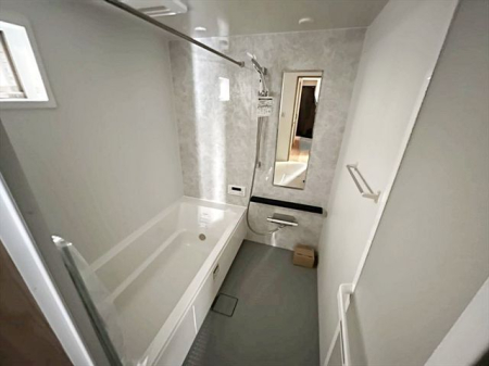 浴室 落ち着きのある空間でリラックスバスタイム。バスタブにつかって寛ぎながら心と体をリフレッシュ。一日の疲れを癒してくれる清潔感のあるバスルーム。