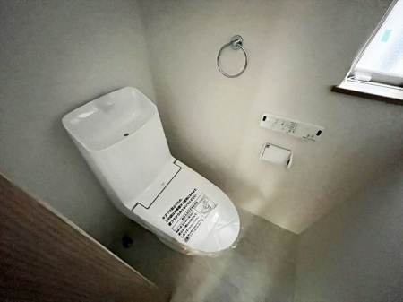 トイレ シンプルな内装のスッキリとしたトイレです。お手入れやお掃除が、簡単にできるシンプルなデザインのトイレです。
