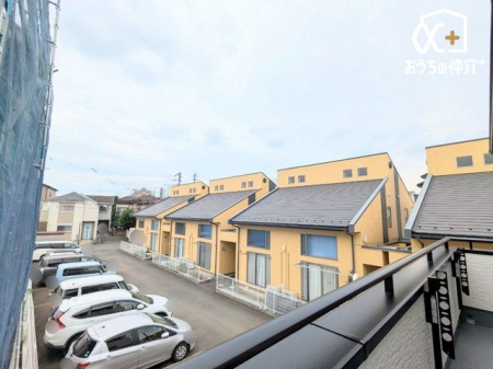 周辺環境 業務スーパー新座店 徒歩4分。営業時間　9：00～21：00　駐車場有　取扱い　青果・精肉・酒 300m