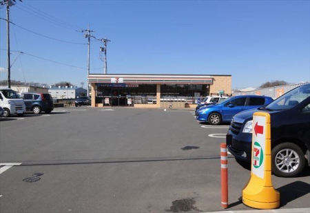 周辺環境 ヨークフーズ 新座馬場店 徒歩10分。営業時間：午前9時～午後9時45分 駐車場：有 740m