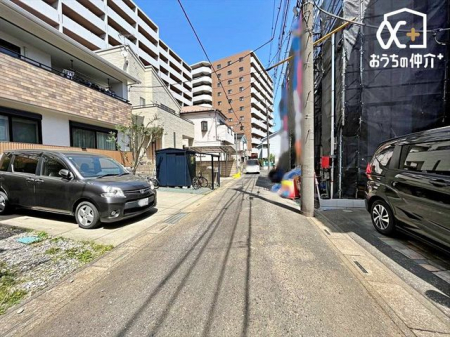 現地外観写真 車通りの少ない落ち着いた環境。お車の出し入れも落ち着いてできる、ゆったりとした環境です。現地にて是非環境をお確かめください。